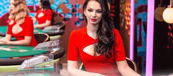 Phone-based live casino browsing on ek333 casino with clear table view